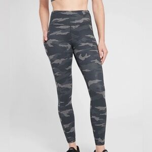 Athleta Ultimate Stash Pocket Camo 7/8 Tight Leggings gray Camo Print Sz Medium